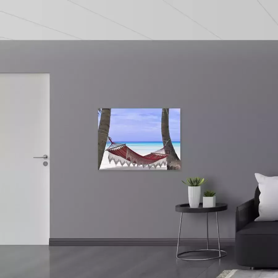 WallClassics Poster Glanzend – Rode Ibiza Hangmat op Tropisch Strand 100x75 cm Foto op Posterpapier met Glanzende Afwerking