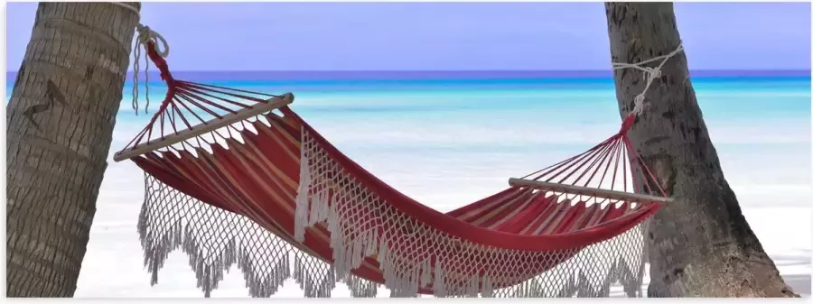 WallClassics Poster Glanzend – Rode Ibiza Hangmat op Tropisch Strand 120x40 cm Foto op Posterpapier met Glanzende Afwerking