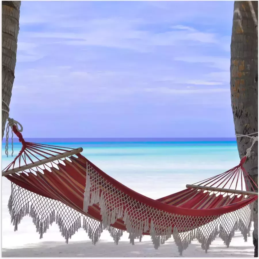 WallClassics Poster Glanzend – Rode Ibiza Hangmat op Tropisch Strand 50x50 cm Foto op Posterpapier met Glanzende Afwerking