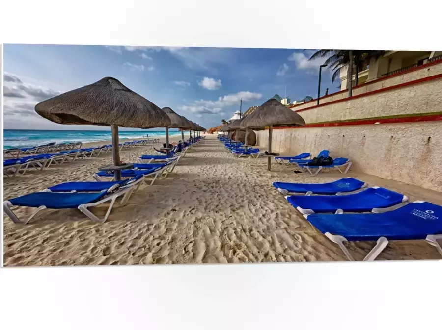 WallClassics PVC Schuimplaat- Blauwe Ligbedden op Strand met Rieten Parasols 100x50 cm Foto op PVC Schuimplaat