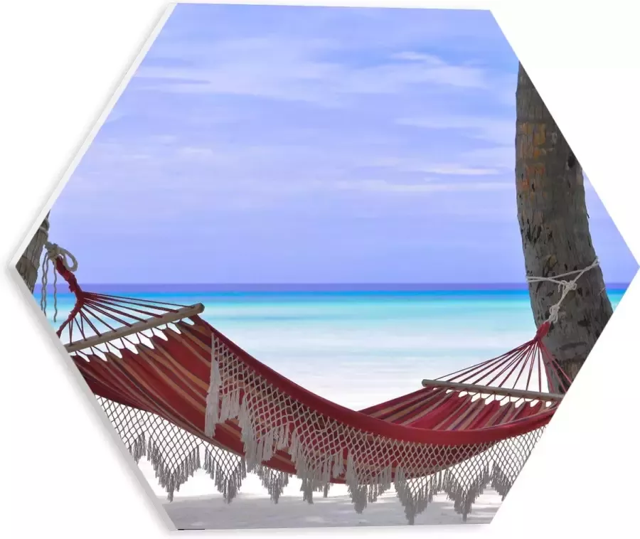 WallClassics PVC Schuimplaat Hexagon Rode Ibiza Hangmat op Tropisch Strand 30x26.1 cm Foto op Hexagon (Met Ophangsysteem)