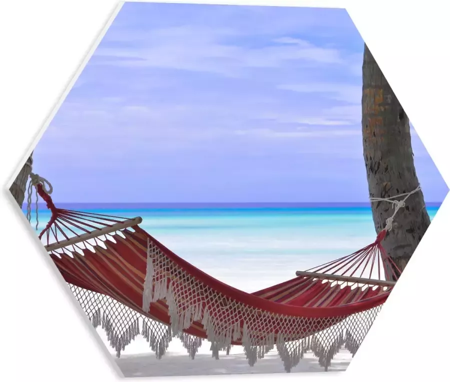 WallClassics PVC Schuimplaat Hexagon Rode Ibiza Hangmat op Tropisch Strand 40x34.8 cm Foto op Hexagon (Met Ophangsysteem)