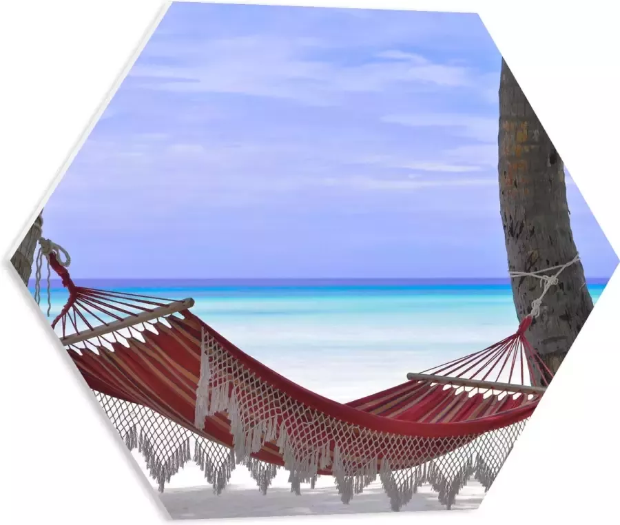WallClassics PVC Schuimplaat Hexagon Rode Ibiza Hangmat op Tropisch Strand 50x43.5 cm Foto op Hexagon (Met Ophangsysteem)