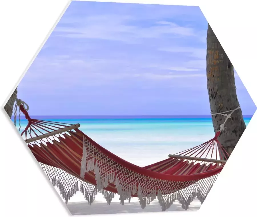 WallClassics PVC Schuimplaat Hexagon Rode Ibiza Hangmat op Tropisch Strand 60x52.2 cm Foto op Hexagon (Met Ophangsysteem)
