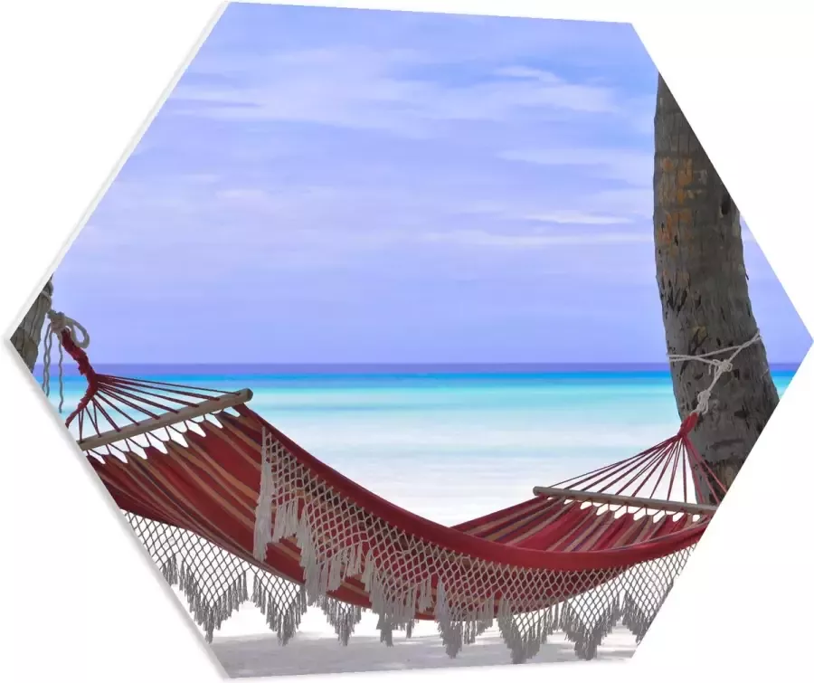 WallClassics PVC Schuimplaat Hexagon Rode Ibiza Hangmat op Tropisch Strand 70x60.9 cm Foto op Hexagon (Met Ophangsysteem)
