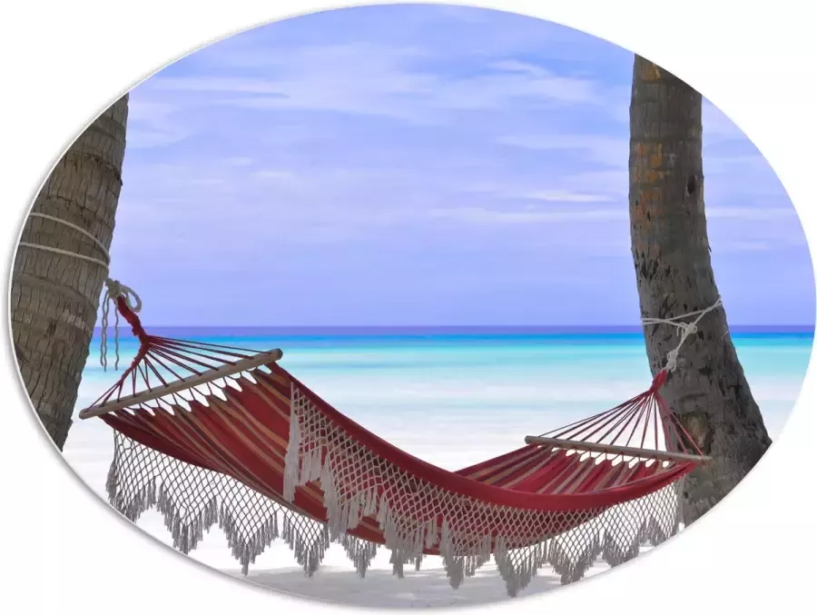 WallClassics PVC Schuimplaat Ovaal Rode Ibiza Hangmat op Tropisch Strand 108x81 cm Foto op Ovaal (Met Ophangsysteem)