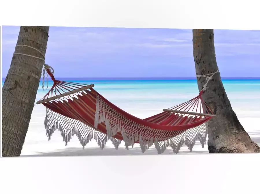 WallClassics PVC Schuimplaat Rode Ibiza Hangmat op Tropisch Strand 100x50 cm Foto op PVC Schuimplaat (Met Ophangsysteem)