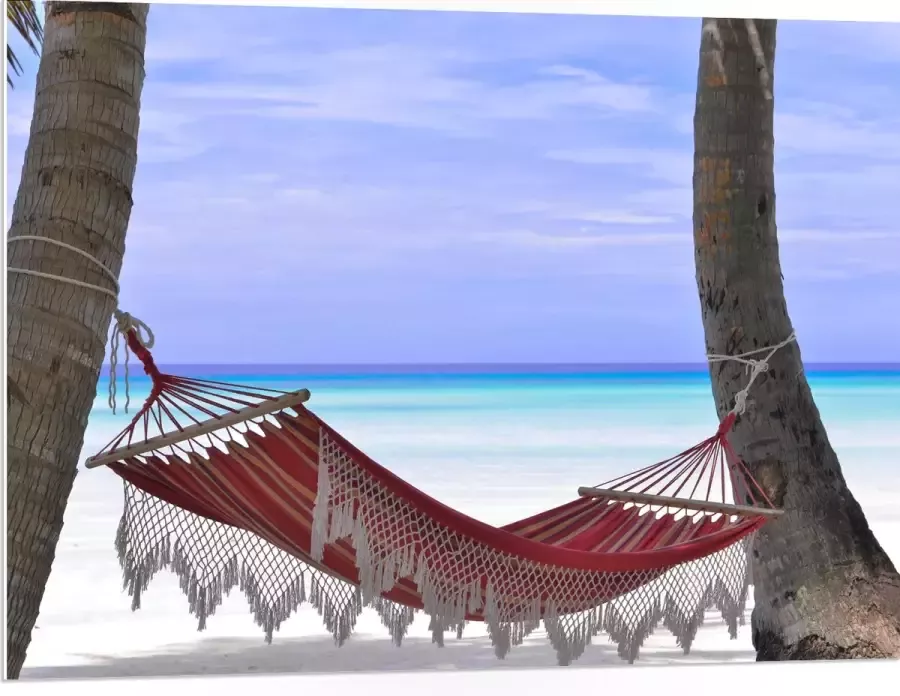 WallClassics PVC Schuimplaat- Rode Ibiza Hangmat op Tropisch Strand 100x75 cm Foto op PVC Schuimplaat
