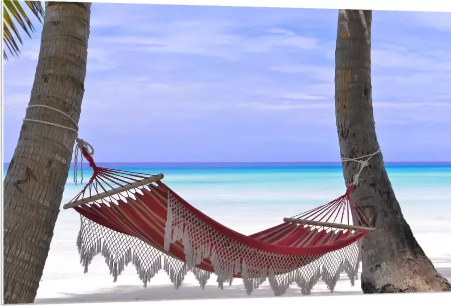 WallClassics PVC Schuimplaat- Rode Ibiza Hangmat op Tropisch Strand 120x80 cm Foto op PVC Schuimplaat