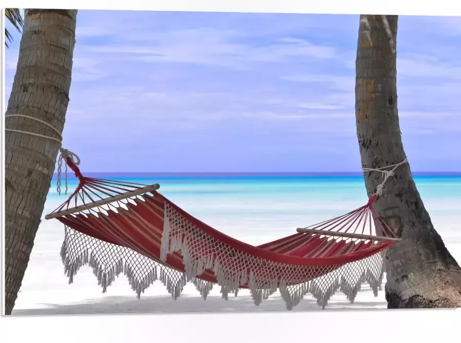 WallClassics PVC Schuimplaat Rode Ibiza Hangmat op Tropisch Strand 75x50 cm Foto op PVC Schuimplaat (Met Ophangsysteem)