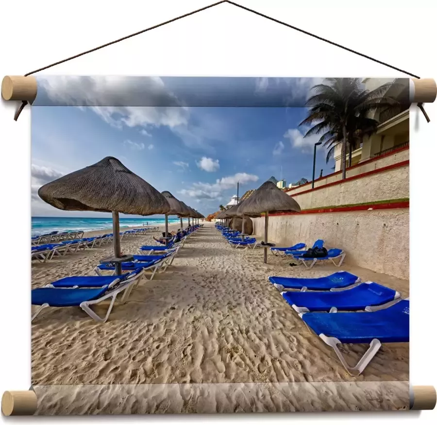 WallClassics Textielposter Blauwe Ligbedden op Strand met Rieten Parasols 40x30 cm Foto op Textiel