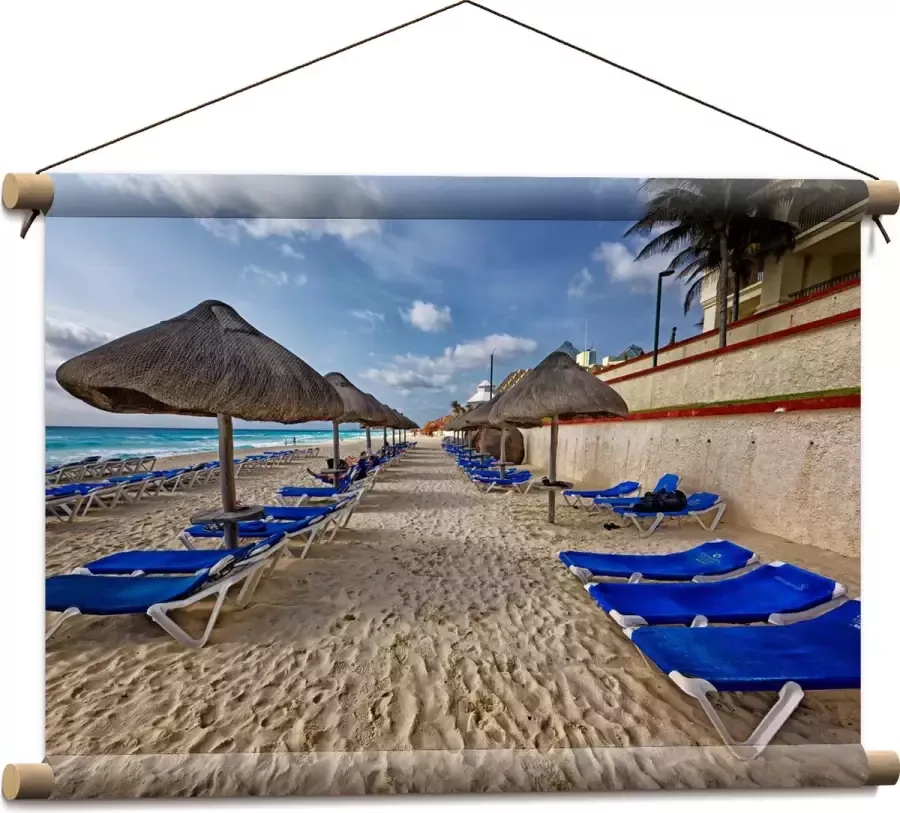 WallClassics Textielposter Blauwe Ligbedden op Strand met Rieten Parasols 60x40 cm Foto op Textiel