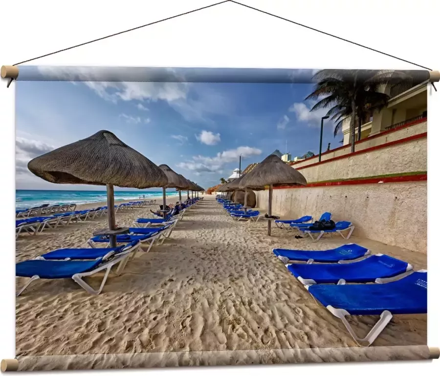 WallClassics Textielposter Blauwe Ligbedden op Strand met Rieten Parasols 90x60 cm Foto op Textiel