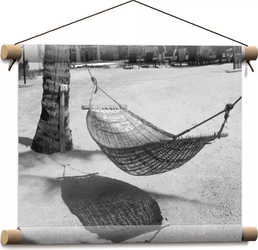 WallClassics Textielposter Hangmat op een Tropisch Strand Zwart Wit 40x30 cm Foto op Textiel