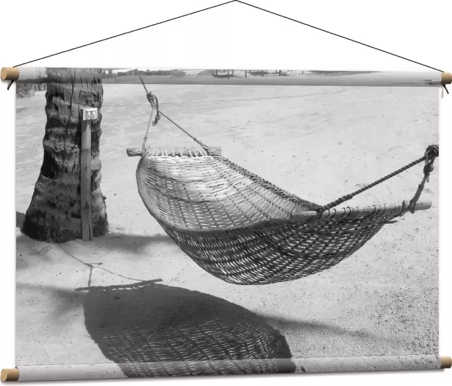 WallClassics Textielposter Hangmat op een Tropisch Strand Zwart Wit 90x60 cm Foto op Textiel