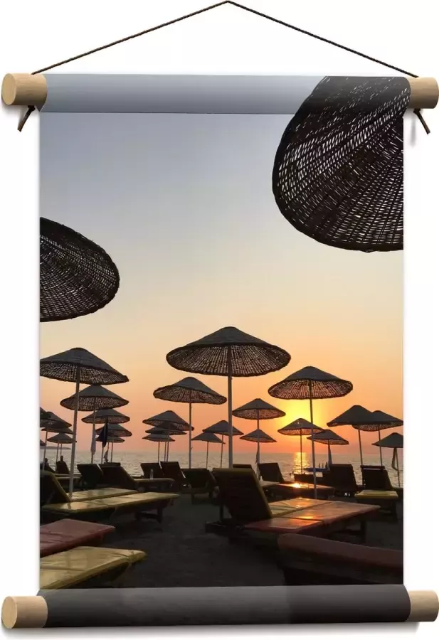 WallClassics Textielposter Ligbedden met Rieten Parasols aan het Strand in de Avondzon 30x40 cm Foto op Textiel