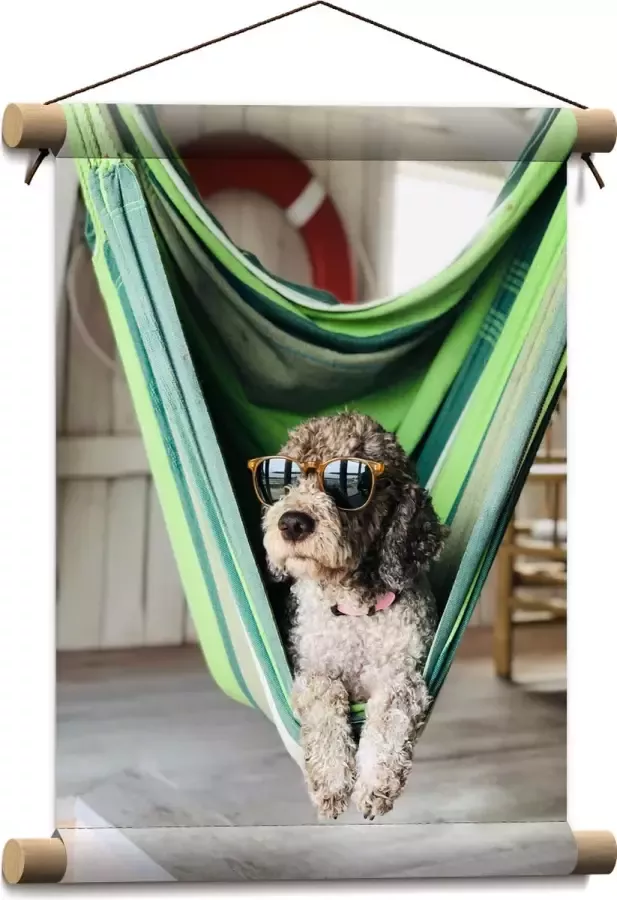 WallClassics Textielposter Liggende Hond in Hangmat met Zonnebril 30x40 cm Foto op Textiel
