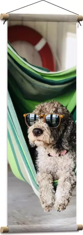 WallClassics Textielposter Liggende Hond in Hangmat met Zonnebril 30x90 cm Foto op Textiel