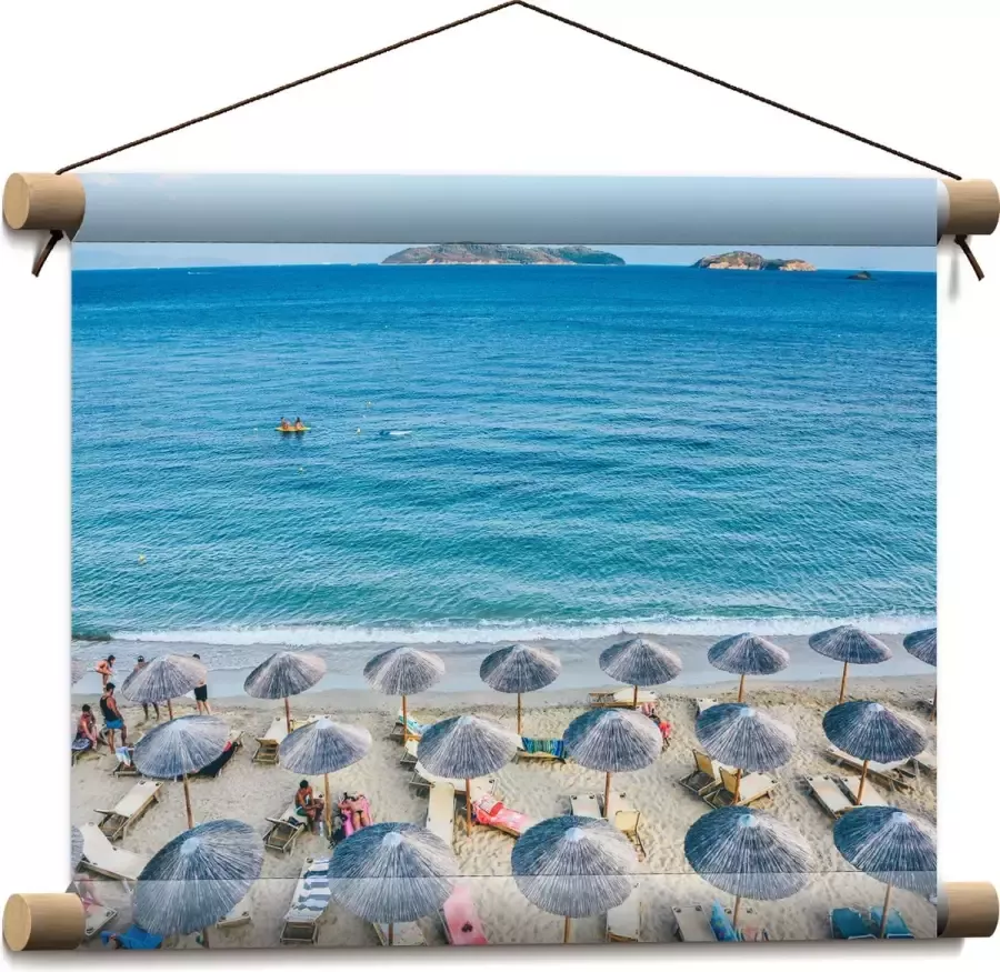 WallClassics Textielposter Rieten Parasols met Ligbedjes op het Strand 40x30 cm Foto op Textiel