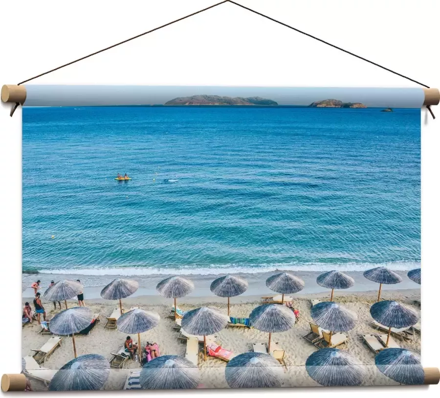 WallClassics Textielposter Rieten Parasols met Ligbedjes op het Strand 60x40 cm Foto op Textiel