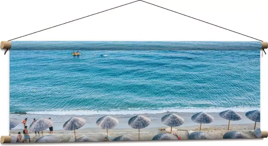 WallClassics Textielposter Rieten Parasols met Ligbedjes op het Strand 90x30 cm Foto op Textiel