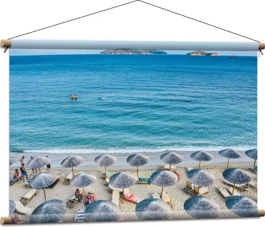 WallClassics Textielposter Rieten Parasols met Ligbedjes op het Strand 90x60 cm Foto op Textiel