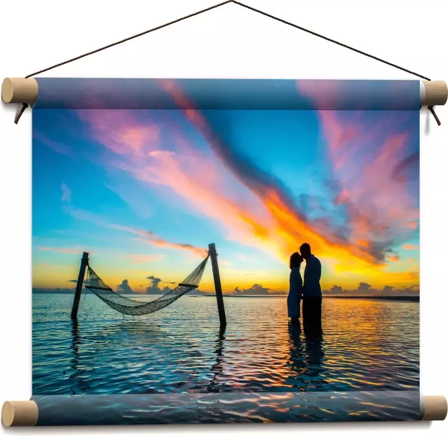 WallClassics Textielposter Verliefd Stel bij Hangmat in de Zee 40x30 cm Foto op Textiel
