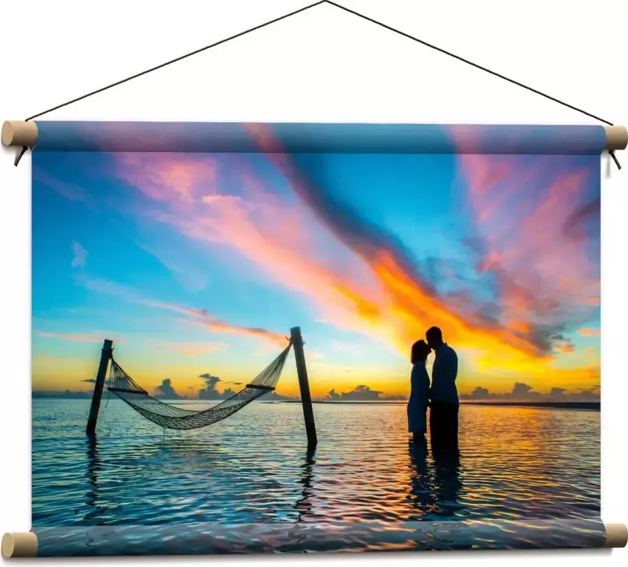 WallClassics Textielposter Verliefd Stel bij Hangmat in de Zee 60x40 cm Foto op Textiel