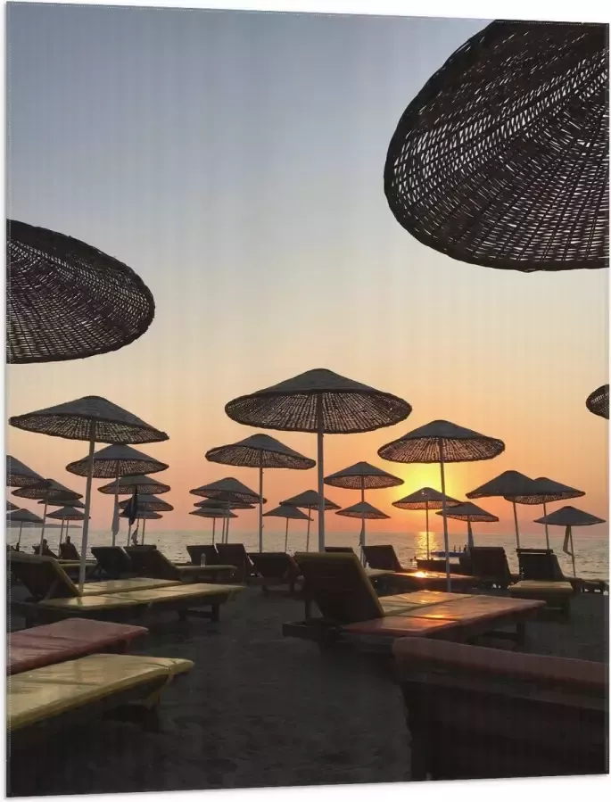 WallClassics Vlag Strand met Ligbedden en Rieten Parasols 75x100 cm Foto op Polyester Vlag