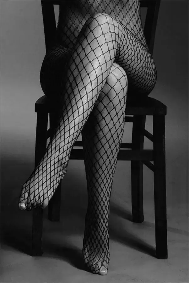 Walljar Glasschilderij Vrouw Woman On Chair Zwart wit 150 x 225 cm Acrylglas schilderij