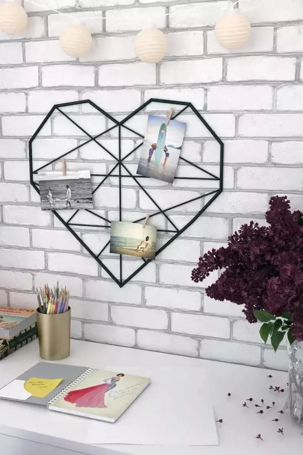 WDMT Metalen wandrek voor foto s Hart 55 x 45 cm Foto Rek in Hart vorm Wanddisplay Muurrek Industrieel kaartenrek valentijn cadeautje voor hem en haar Opbergrek aan de Muur Zwart