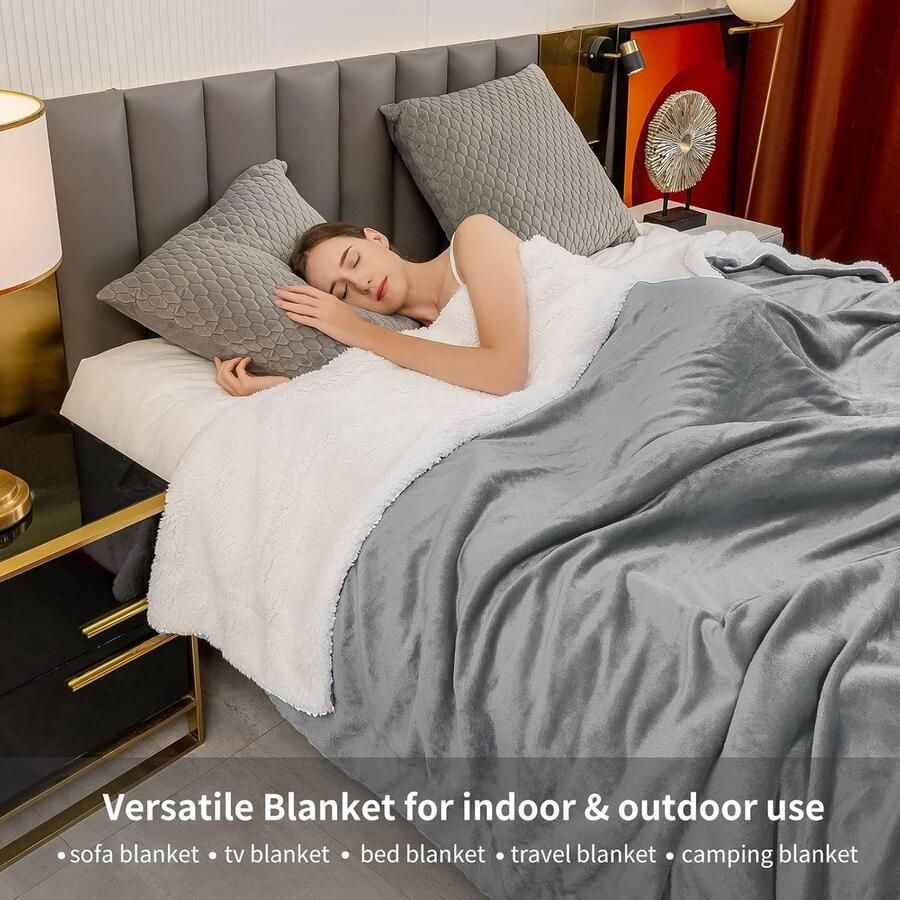 Knuffeldeken grijs warm enorm Sherpa deken bank fleecedeken wollig dikke wildeken 230 x 270 cm woonken lichtgrijs winter bankdeken behaaglijk bed enorm zacht als woonkamer