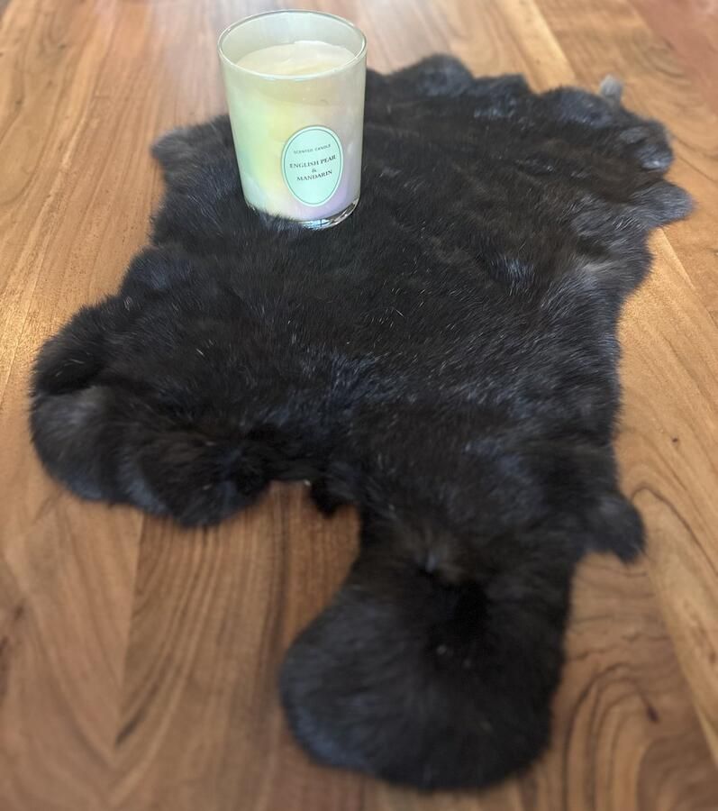 Wildlife Design EXTRA GROOT zwarte konijnenvacht XL vacht konijnenvel zwart velletje tafel dierenhuid dierenvel salontafel vachtje interieur decoratie tafel
