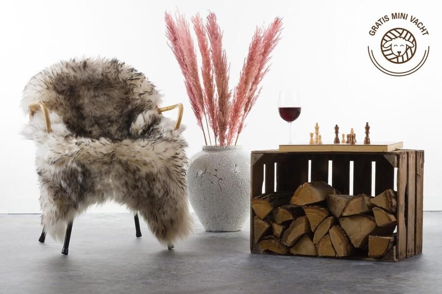 Wildlife Design Zwart witte moeflon schapenvacht zwart wit schapenvel decoratieve vacht schaapsvacht stoel bank bedeinde vloer slaapkamer bed camperstoel camping