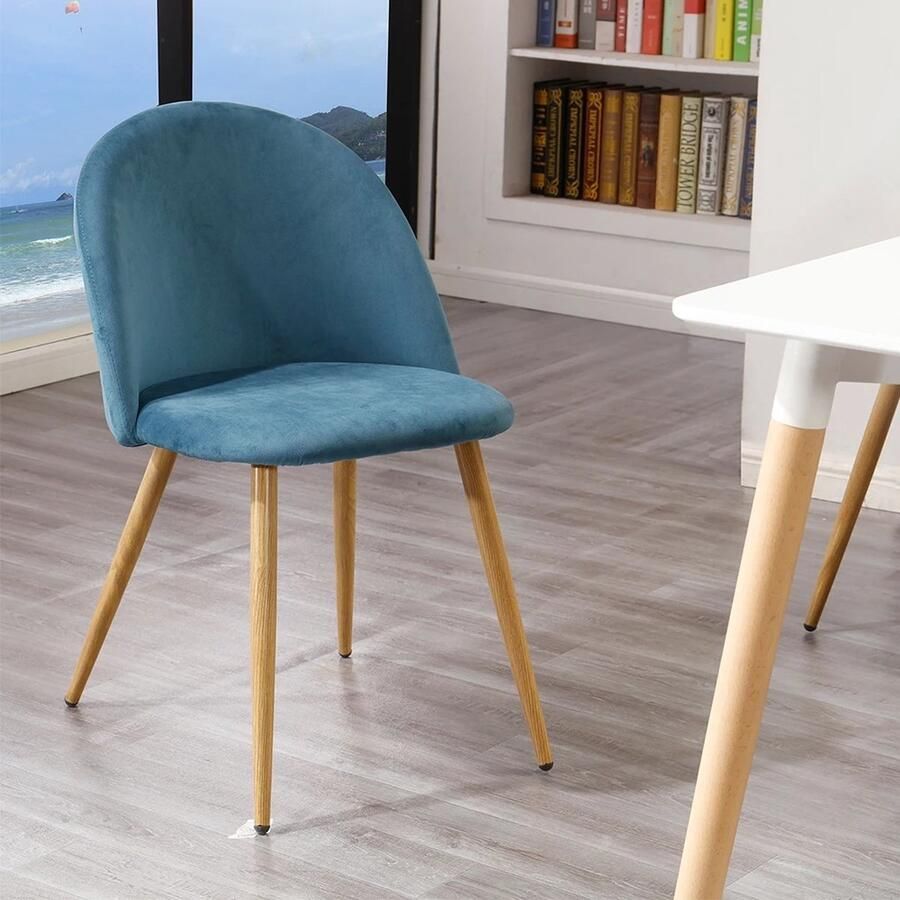 Wildor Set van 4 blauwe stoelen met fluwelen bekleding Metalen stoelpoten met hout look Luxe eetkamerstoelen Woonkamerstoelen blauw fluweel Zithoogte 43cm
