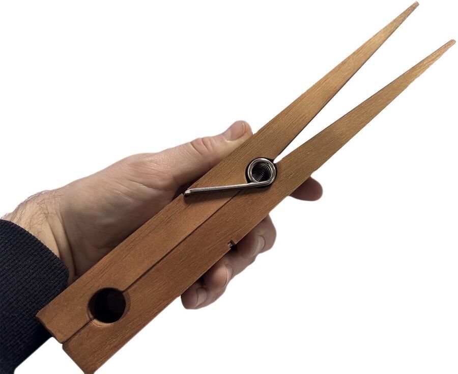 Wood Tools & Deco Grappige houten kledinghanger (wasknijpervorm 30 cm)