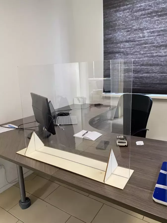 Woodlaser LUXE CORONA PREVENTIE SCHERM MET HOUTEN VOETJES Formaat 80x60 cm. Preventiescherm Corona preventie Plexiglas Scherm plexiglasscherm Coronascherm