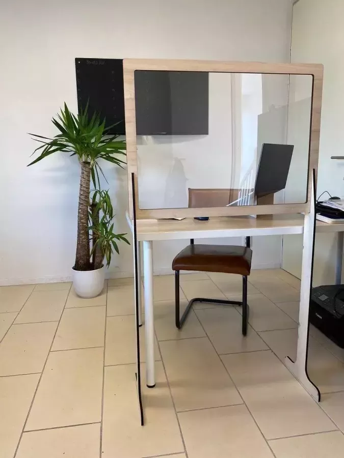 Woodlaser Luxe Spatscherm staand houten frame| Preventiescherm Baliescherm Spatscherm COVID-19 Scherm Corona scherm Bureauscherm Kassascherm Plexiglas 140x80cm Hout Frame Populieren multiplex Tafelscherm Restaurant School Kantoor