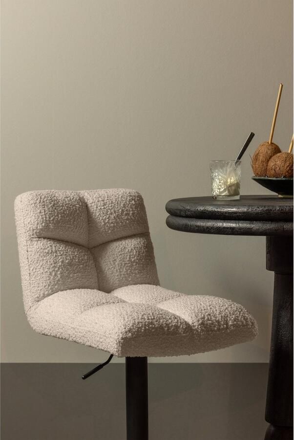 WOOOD VINNY DRAAIBARE BARSTOEL BOUCLÉ ZAND SET VAN 2