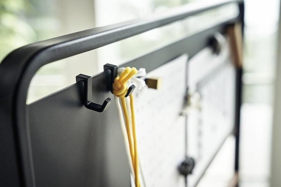 Yamazaki Kinder Kledingrek Tower met paneel op wieltjes zwart