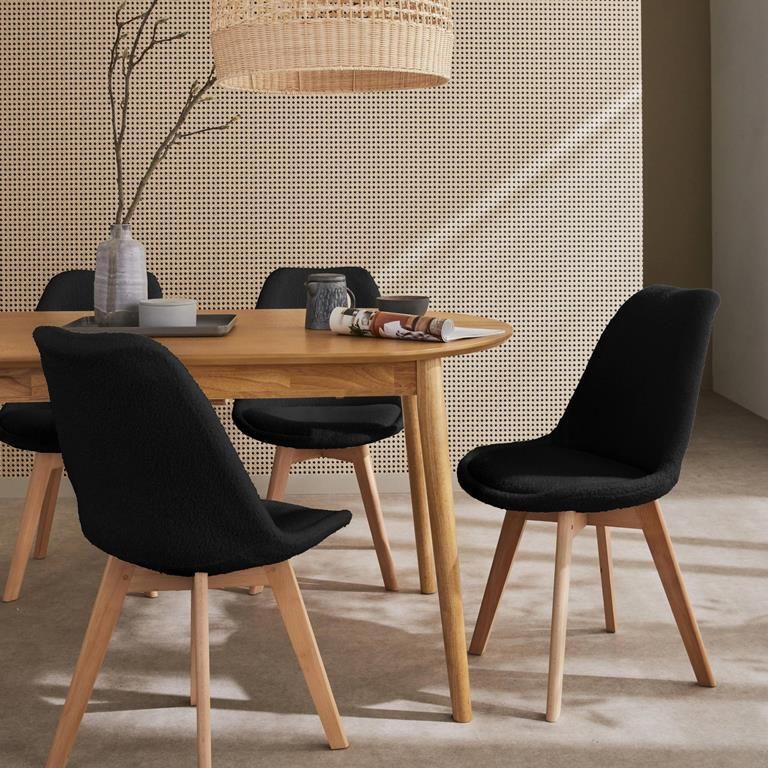 Sweeek Scandinavische boucléstoel met houten poten (set van 4)