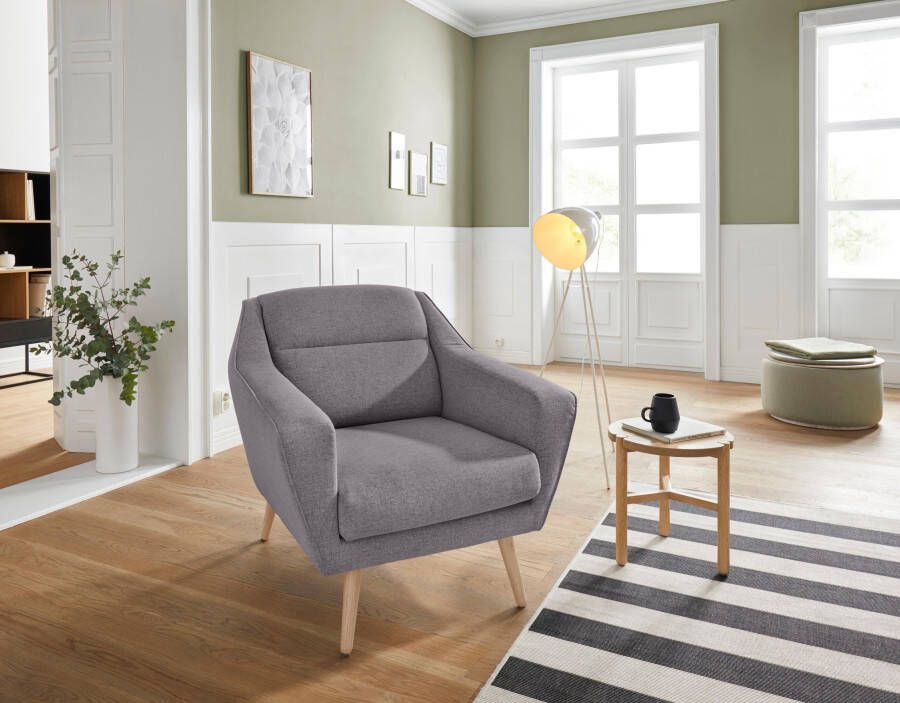 Andas Fauteuil Bille met naad in het rugkussen en eikenhouten poten design by morten georgsen