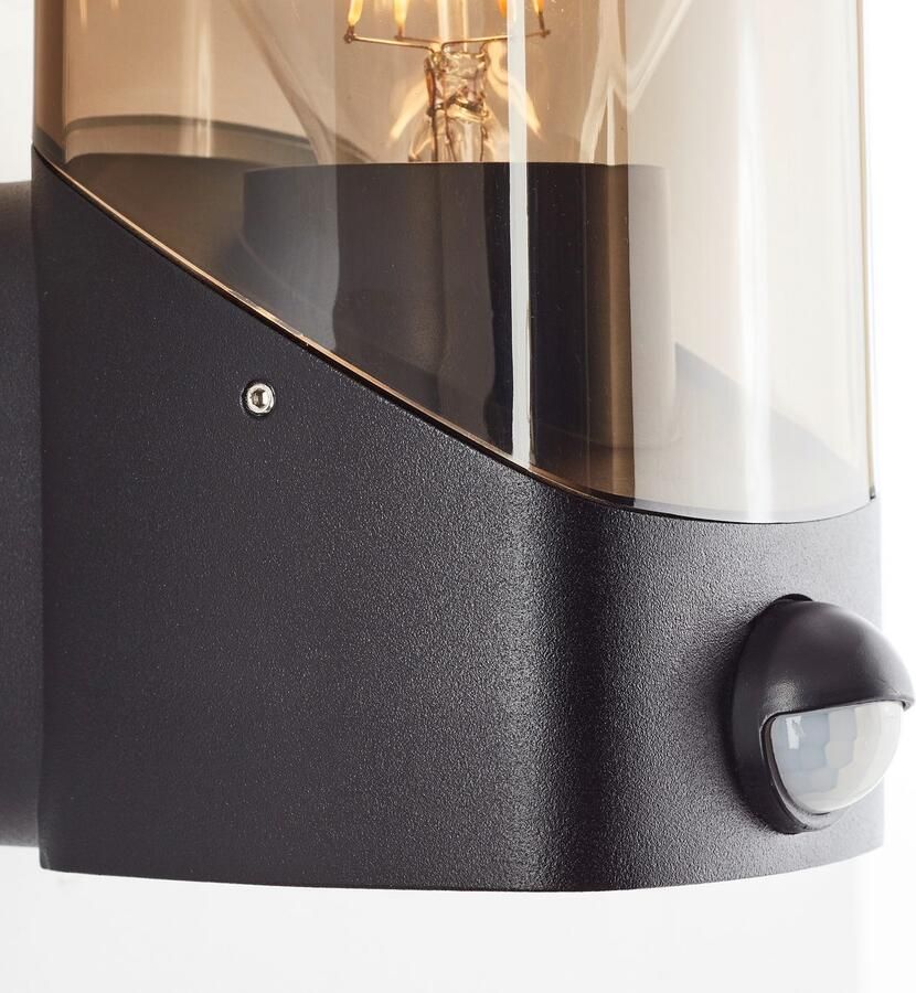 Brilliant Leuchten Wandlamp voor buiten Minou Buitenwandlamp met bewegingssensor 20 cm E27 zwart rookglas