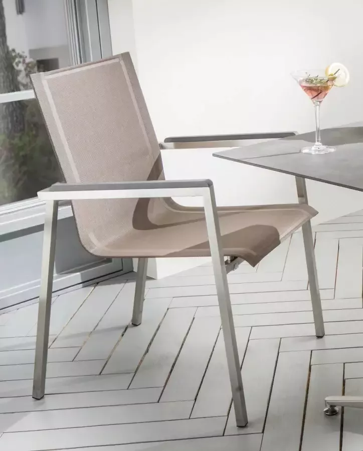Destiny Tuin-eethoek ALTOS II loft 3 stapelstoelen taupe met tafel 80x80 cm hpl tafelblad betongrijs (set 4-delig)