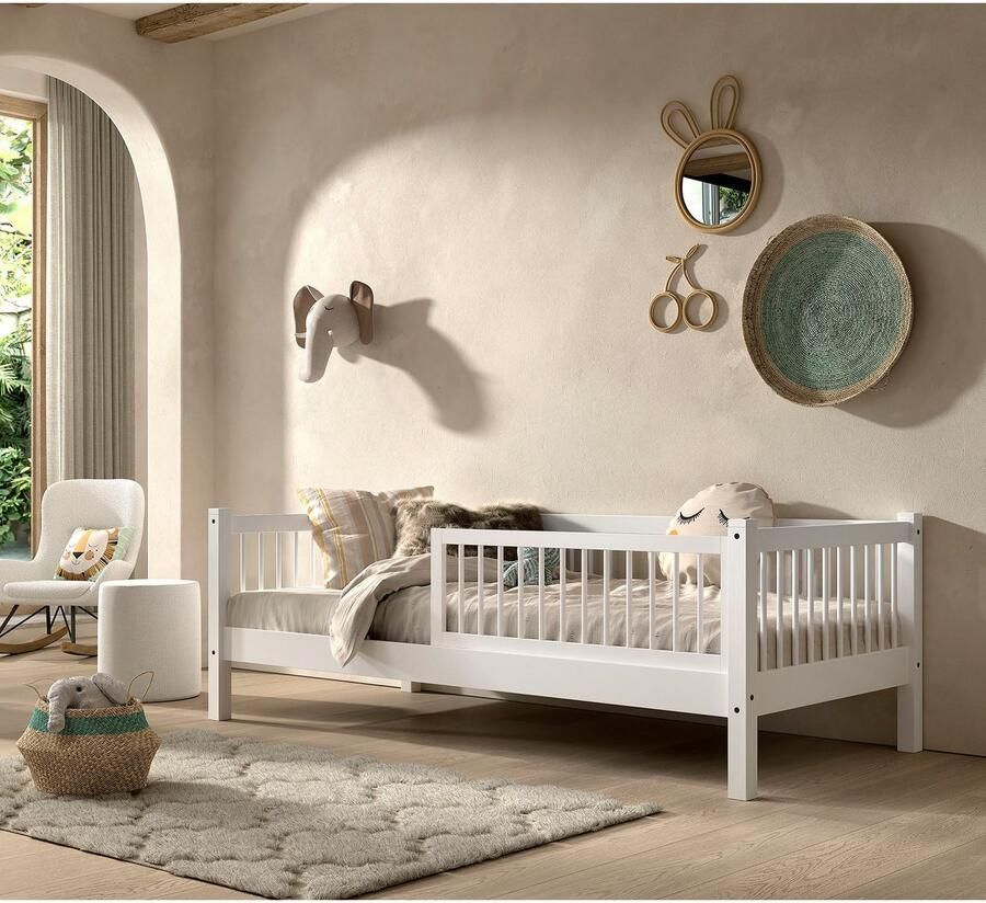 Home affaire Slaapbank Forrest 90 200 van massief beukenhout stevig gebouwd wit gelakt met spijlenrand valbeveiliging aan de voorkant zonder of met bedlade