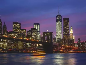 Home affaire Print op glas Brooklyn Bridge East river en Manhattan in de nacht New York City 80 60 cm