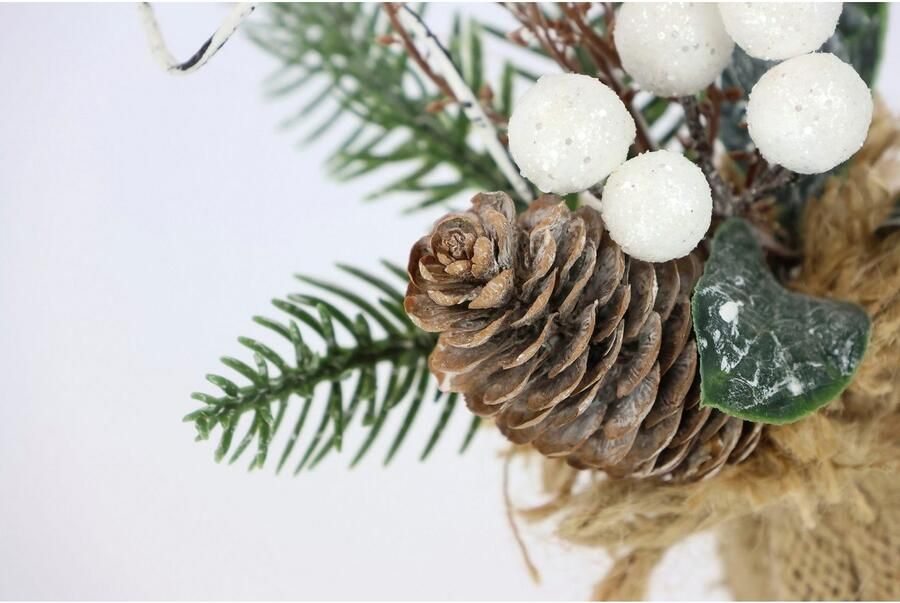 I.GE.A. Kunstkerstboom Kunstplant kerststuk in jute zak set van 2 kerstdecoratie dennen takken bessen kegels ster kunstbloemen (2 stuks) - Foto 3