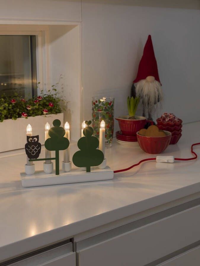 KONSTSMIDE Raamkandelaar Kerst versiering Houten lamp wit gelakt met gekleurde metalen decoraties uil (1 stuk)