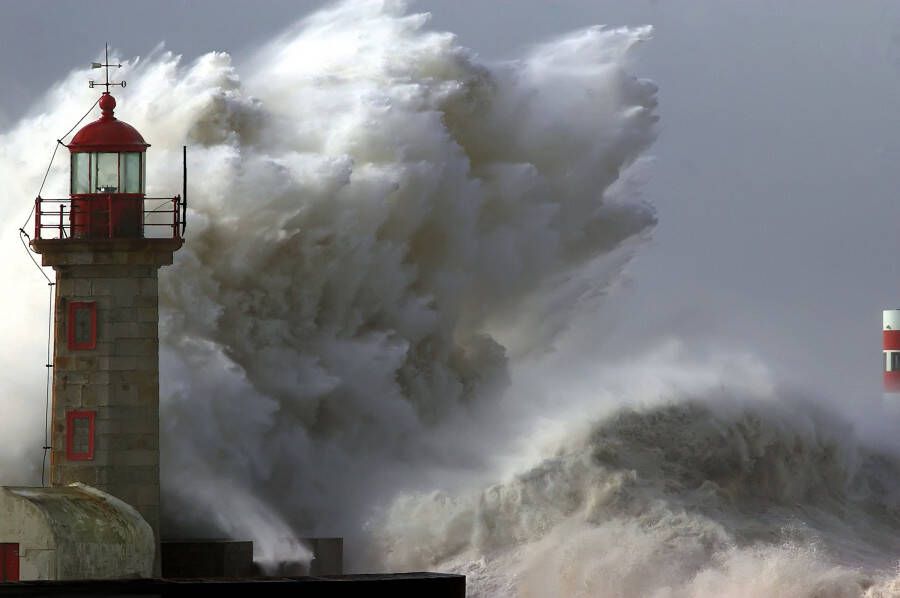 Papermoon Fotobehang Lighthouse in Storm - Foto 1