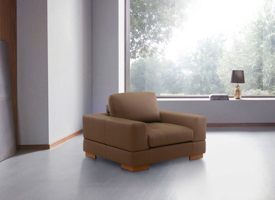 Places of Style Fauteuil Kolton van massief houten poten in de bekleding structuurstof en echt leer